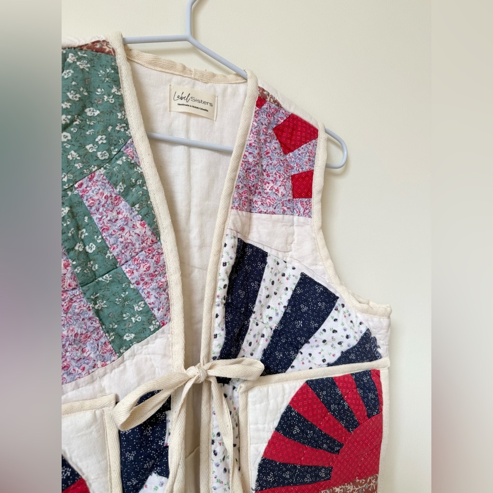 ⭐️ 13. Handmade Quilted VEST -FANS- Upcycled Vintage Patchwork Blanket - Picture 2 of 3